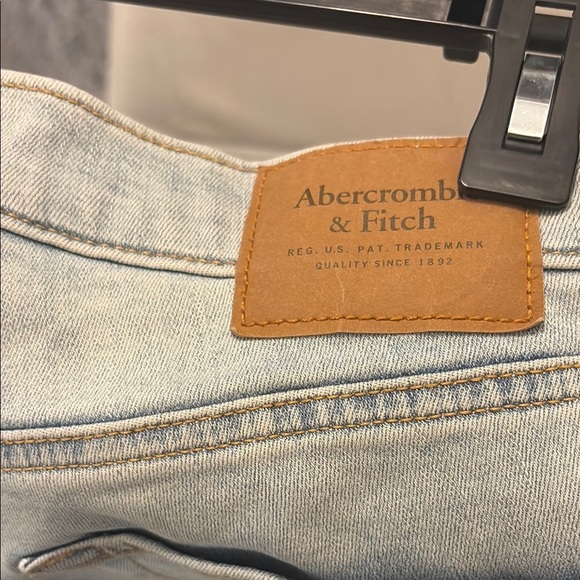 Abercrombie & Fitch Outfitters Light Wash Jeans - Picture 4 of 5